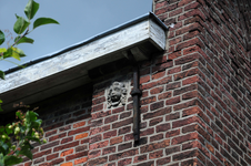846013 Detail van het pand Heuveloord 17 (restant van de voormalige tegelfabriek Westraven) te Utrecht: gebeeldhouwd ...